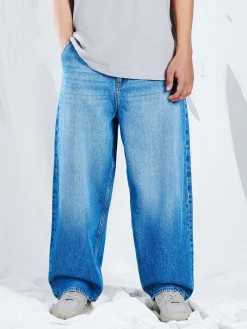Outlet Cropp e jeansy skater z efektem sprania niebieski