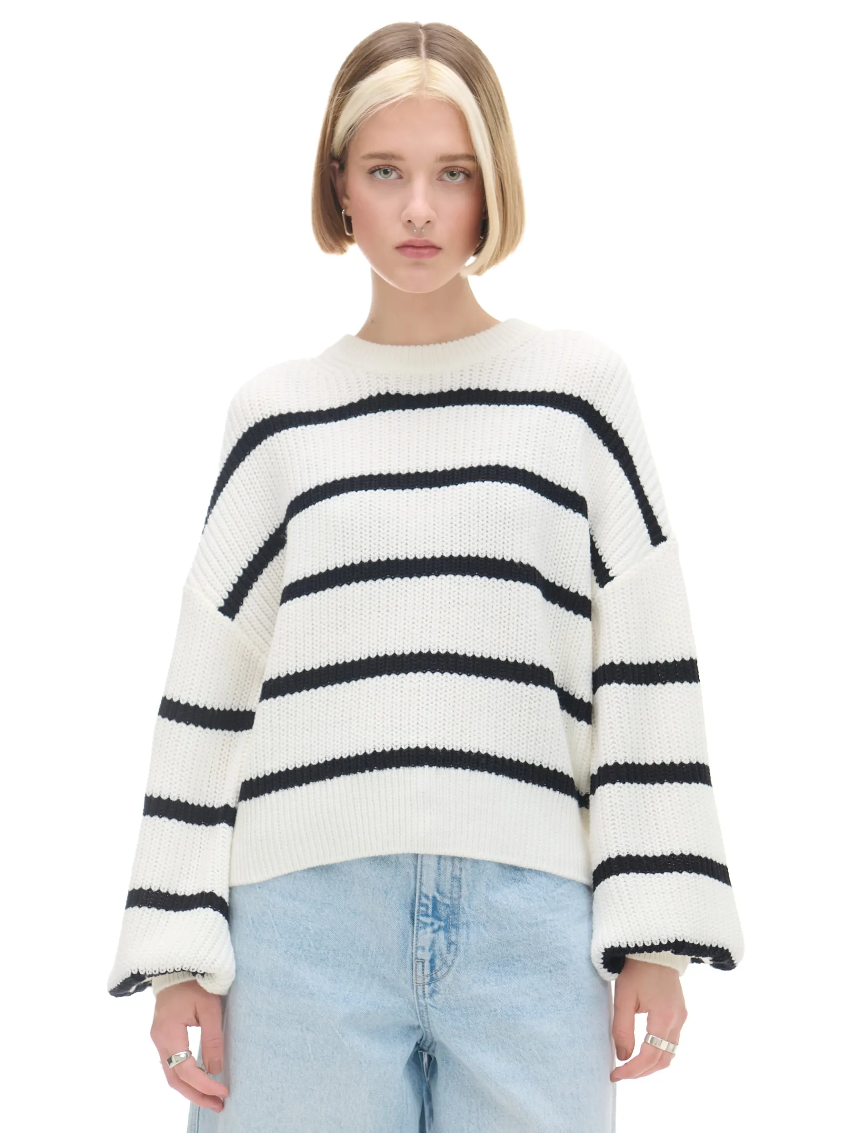 New Cropp Pasiasty sweter z szerokim rękawem kremowy