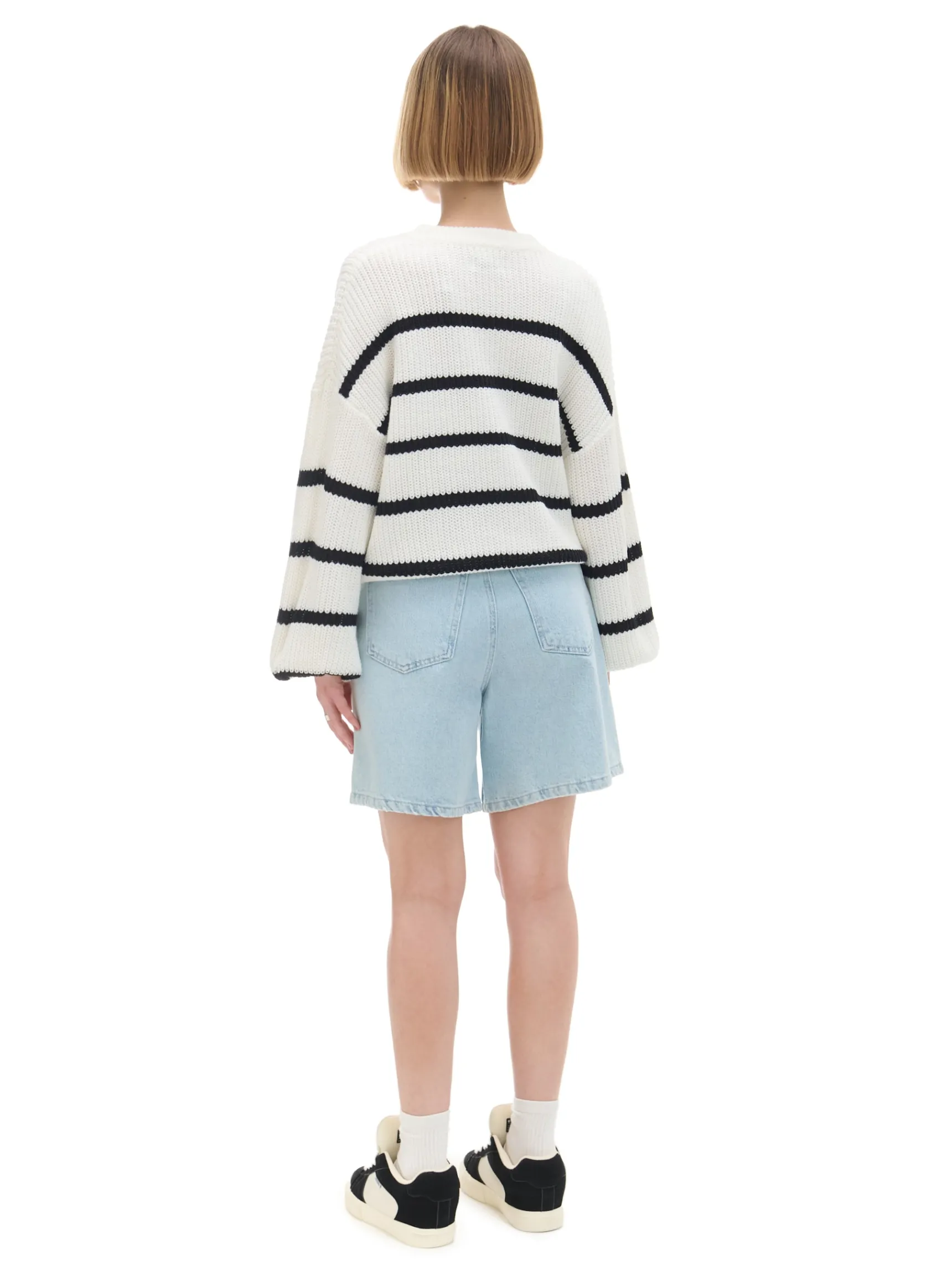 New Cropp Pasiasty sweter z szerokim rękawem kremowy
