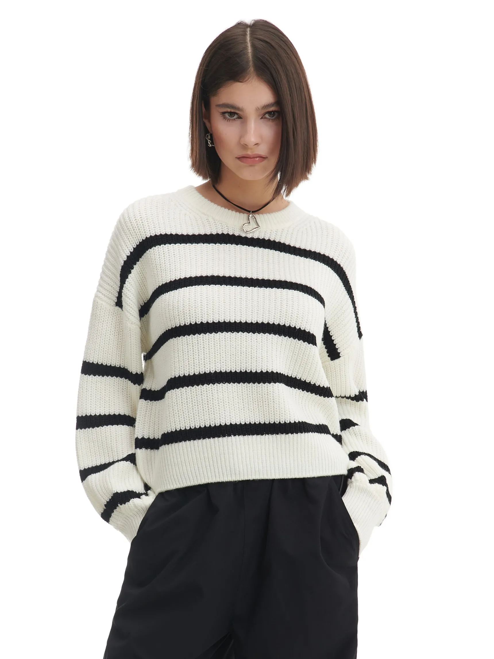 New Cropp Pasiasty sweter z szerokim rękawem kremowy