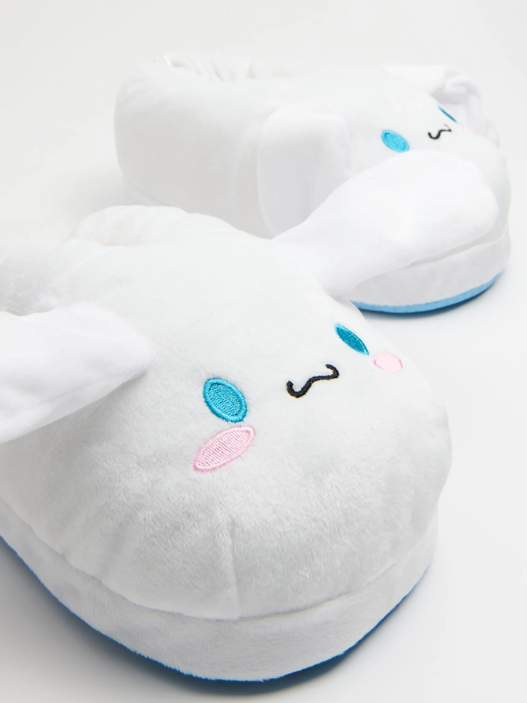 Best Cropp Pluszowe kapcie Cinnamoroll biały