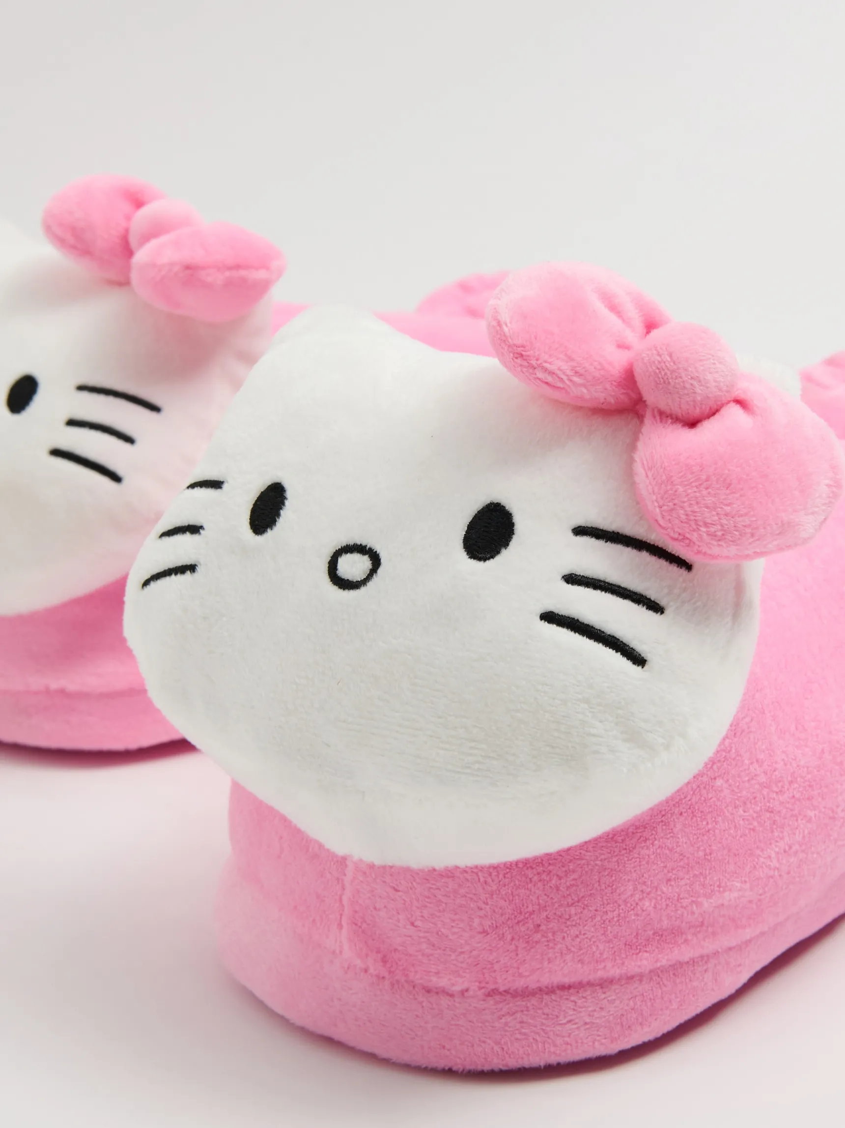 Discount Cropp Pluszowe kapcie z Hello Kitty różowy