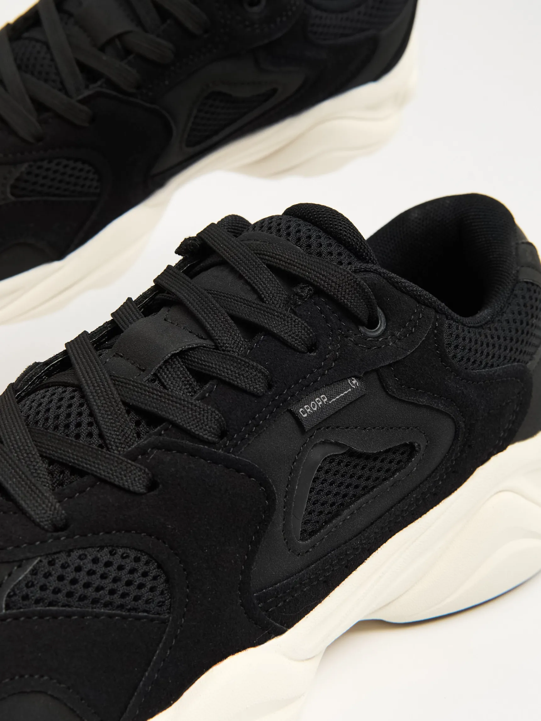Discount Cropp Sneakersy na białej podeszwie czarny