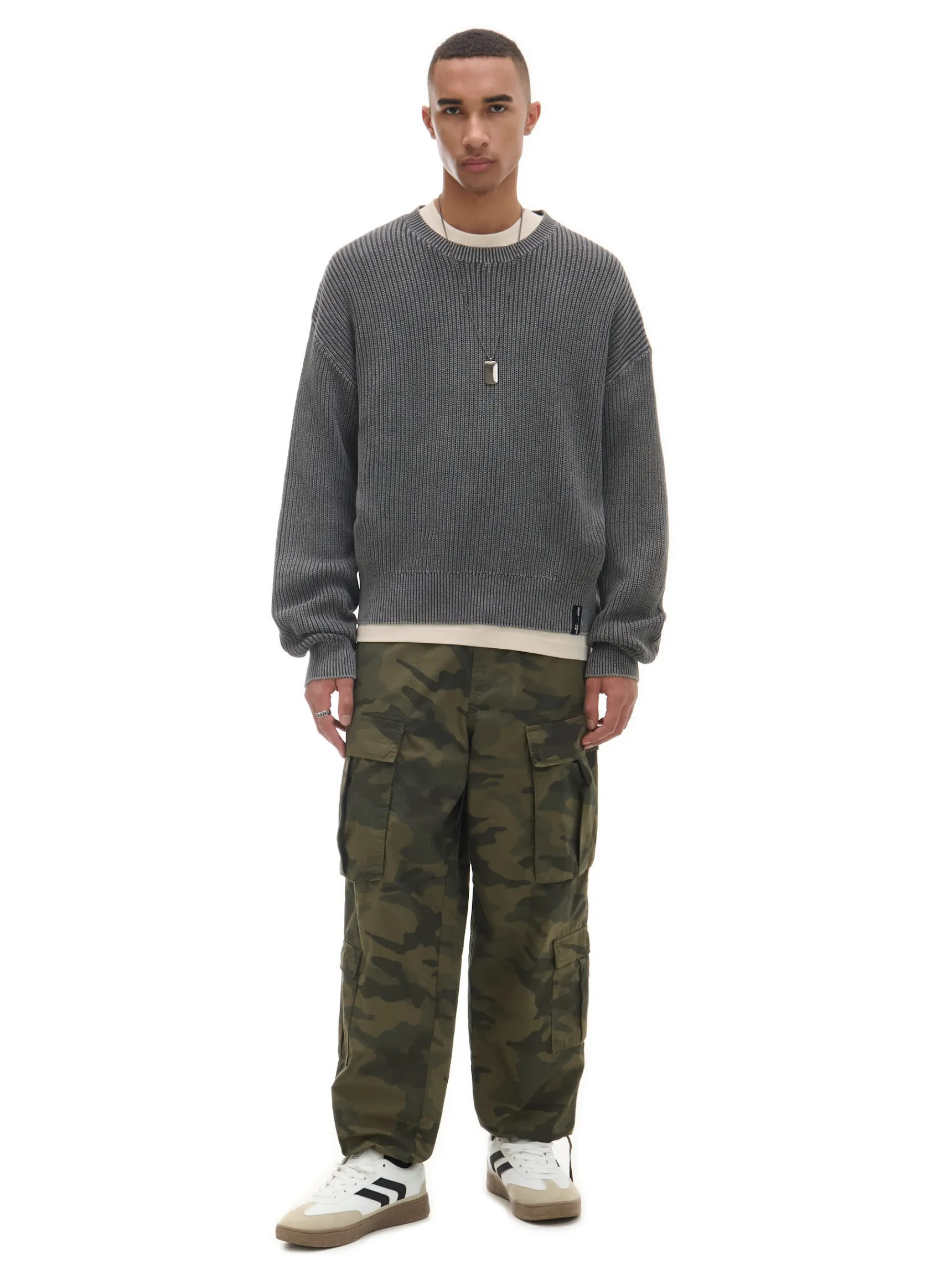 Best Cropp Spodnie cargo z motywem moro zielony