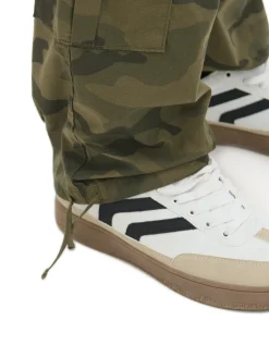 Best Cropp Spodnie cargo z motywem moro zielony