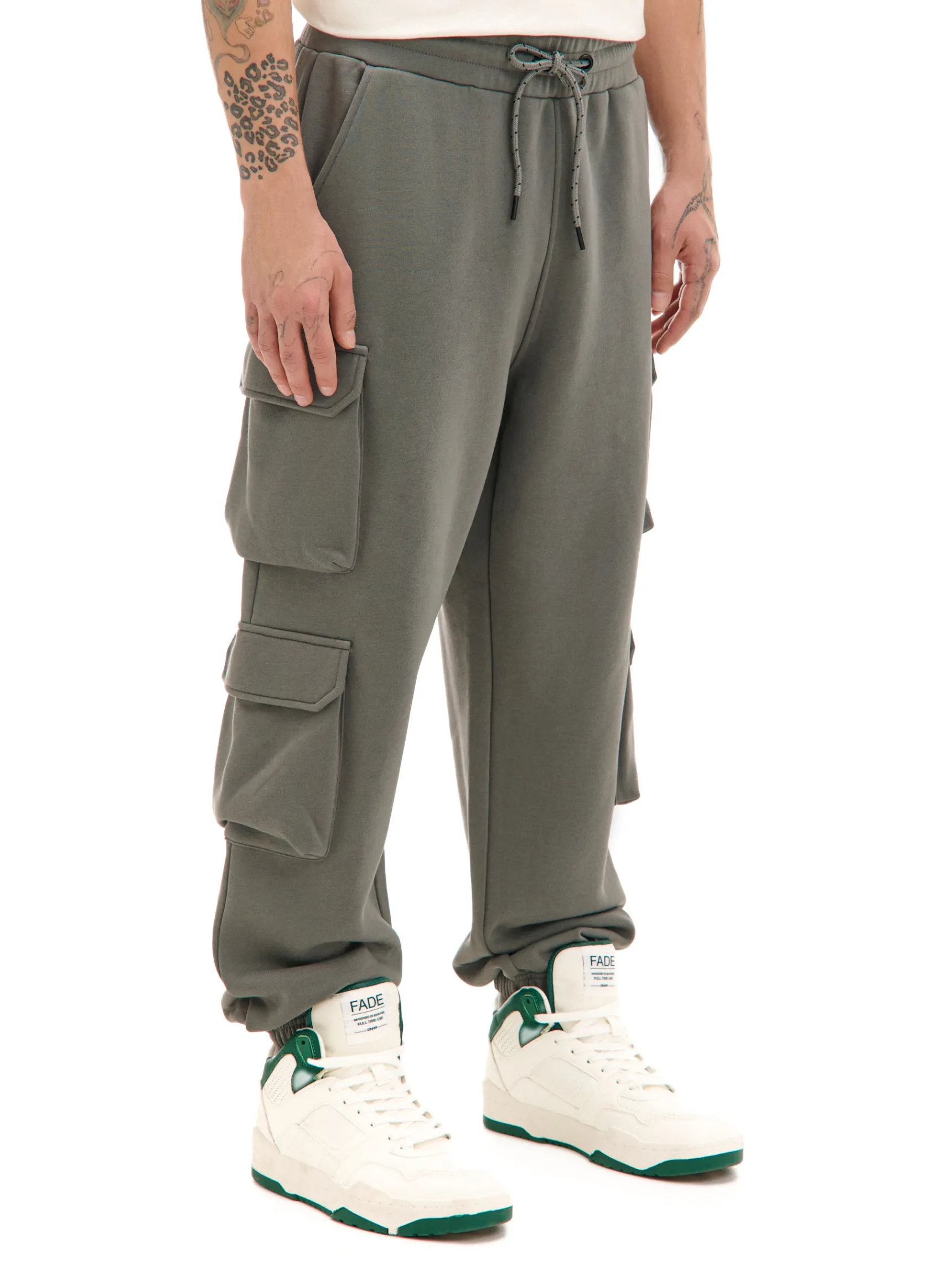 Discount Cropp Szare dresowe joggery z kieszeniami cargo szary