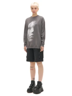 Discount Cropp sweter z artystycznym nadrukiem szary