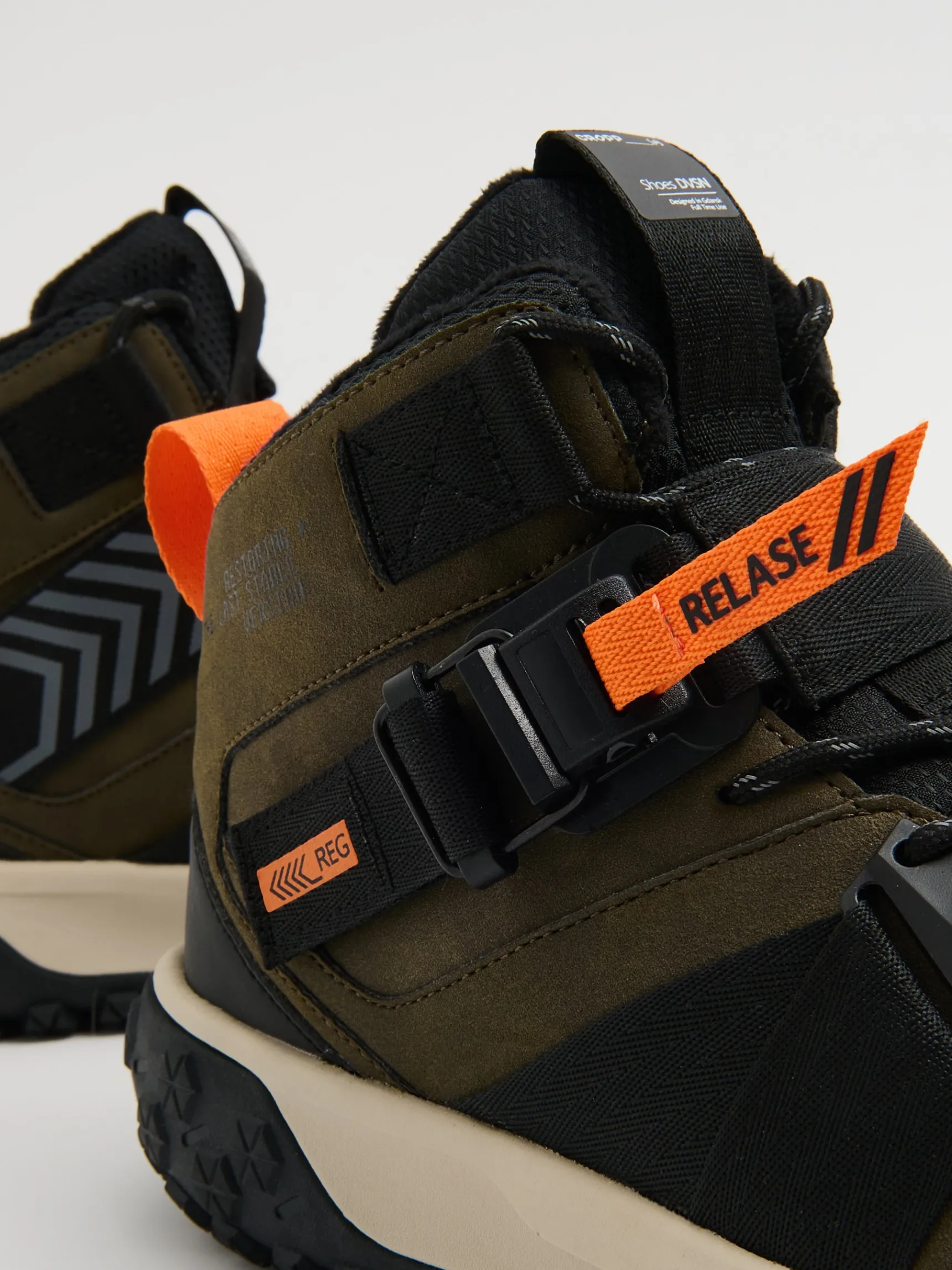 Fashion Cropp Sznurowane sneakersy z zatrzaskiem zielony