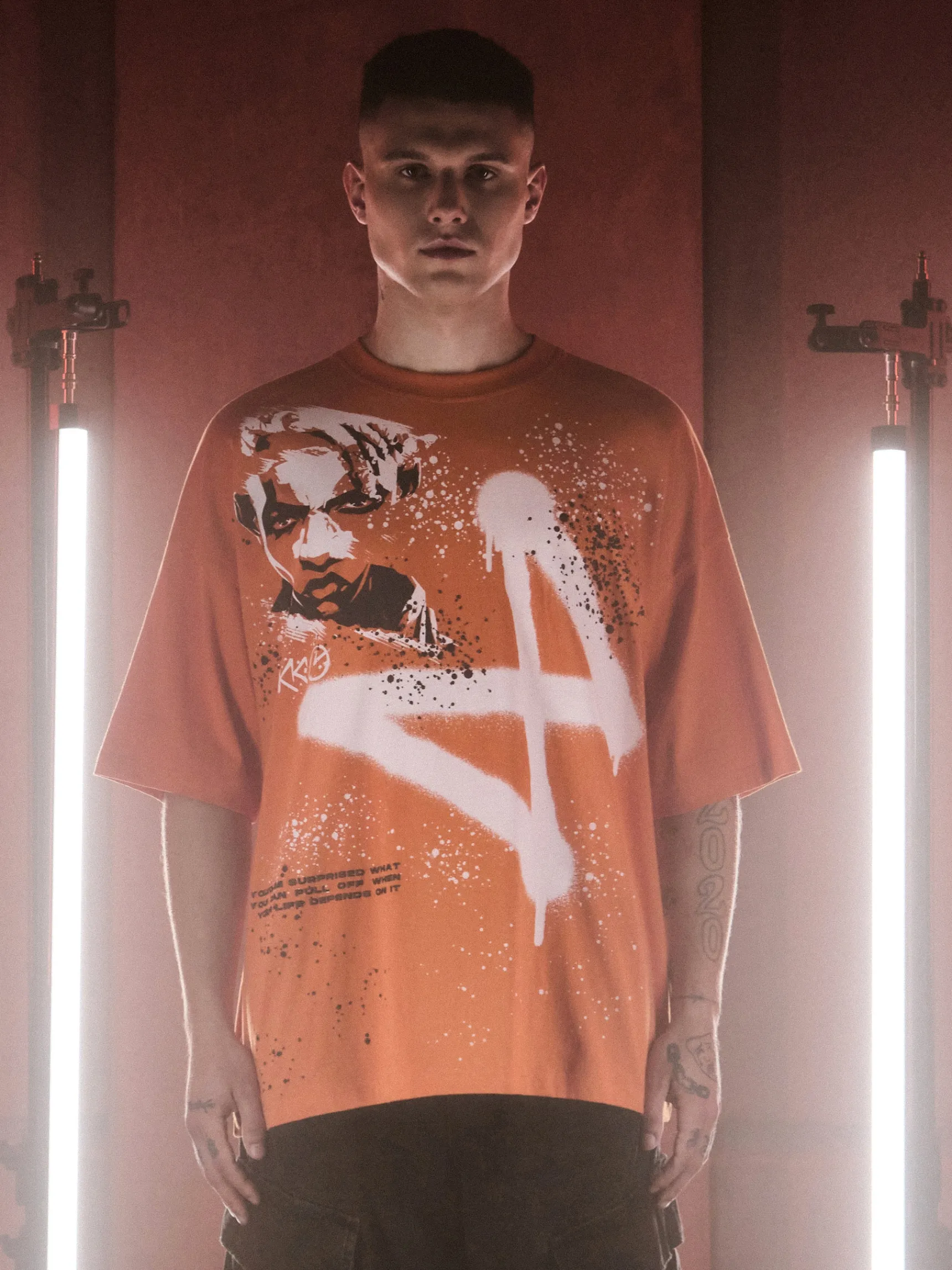 Outlet Cropp T-shirt oversize Ekko z Arcane pomarańczowy