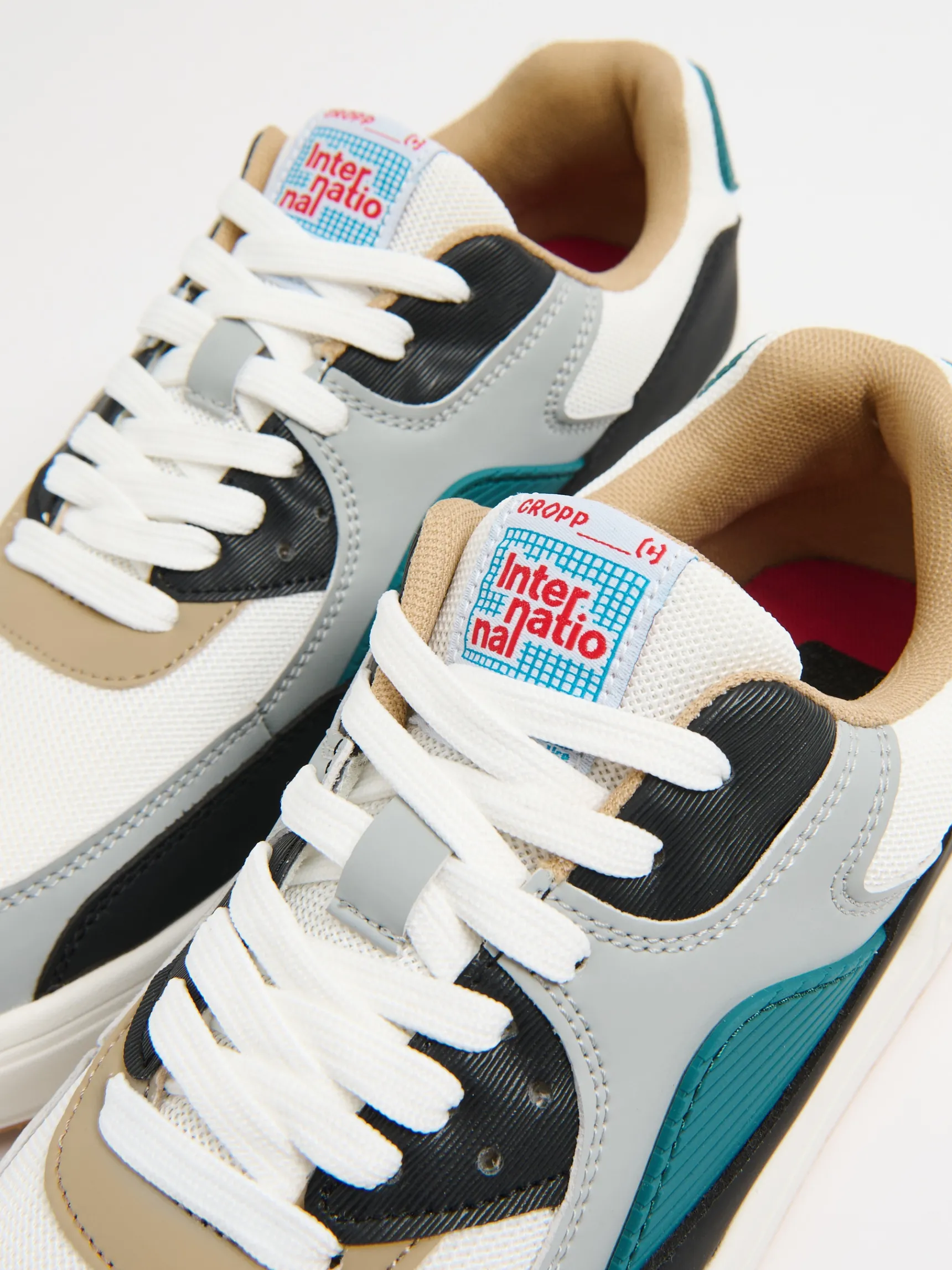 Best Cropp Wielokolorowe sneakersy kremowy