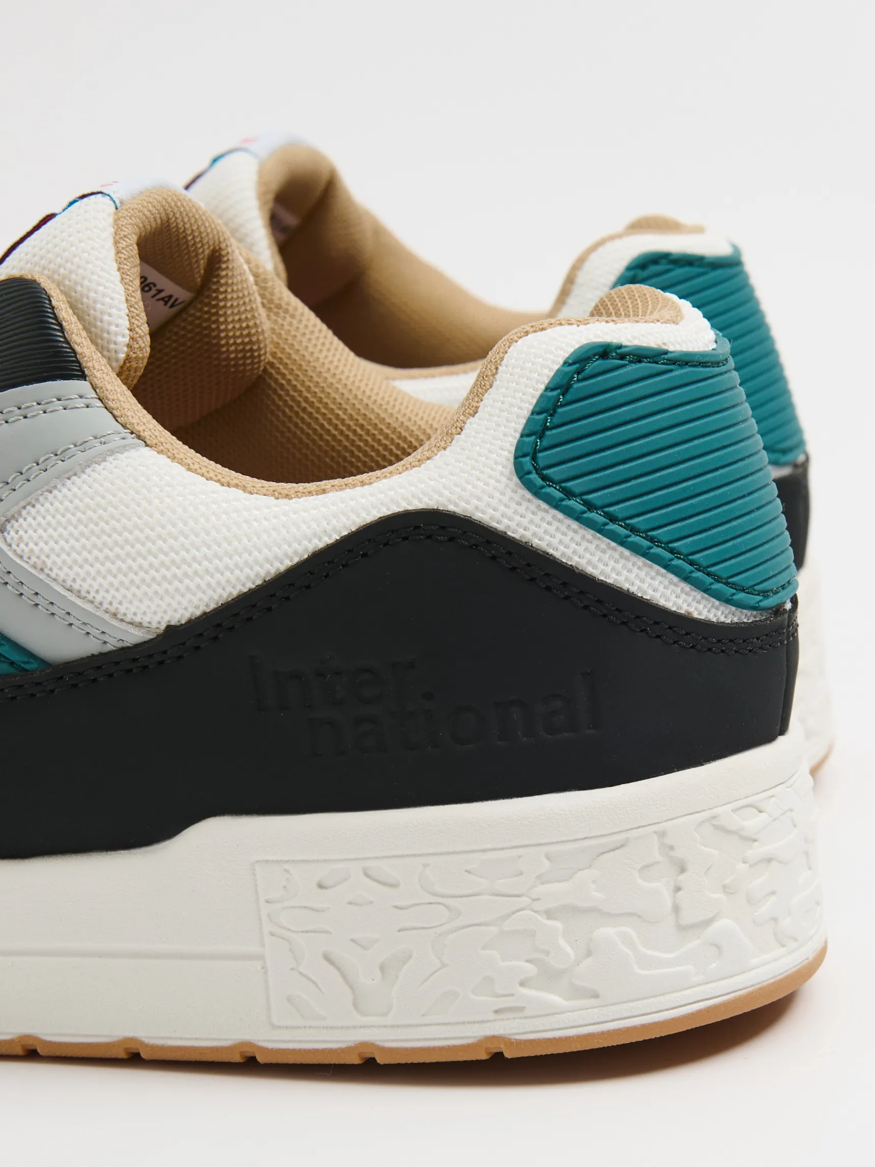 Best Cropp Wielokolorowe sneakersy kremowy